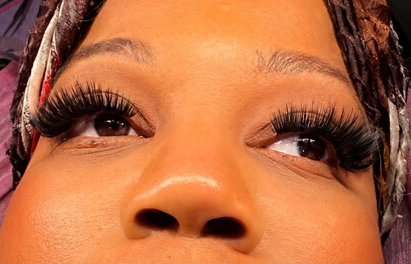 Premium eyelash extensions near me applied at Niaglam salon serving Rosemere and Laval
